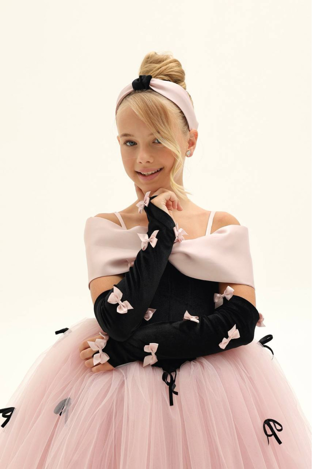 Velvet gloves with bows